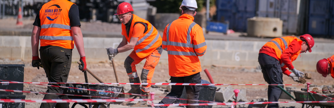 Apprenants sur un chantier de travaux publics en Normandie