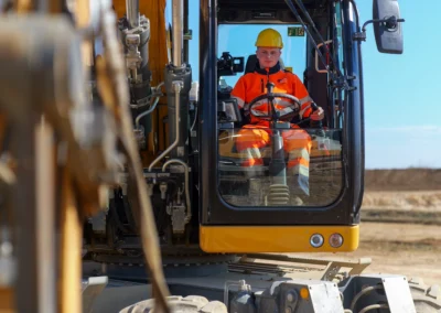 Conducteur d'engins de chantier en formation sur une pelle hydraulique à l'ETPN Normandie