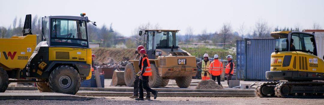Conducteur d'engins en formation sur un chantier de travaux publics en Normandie