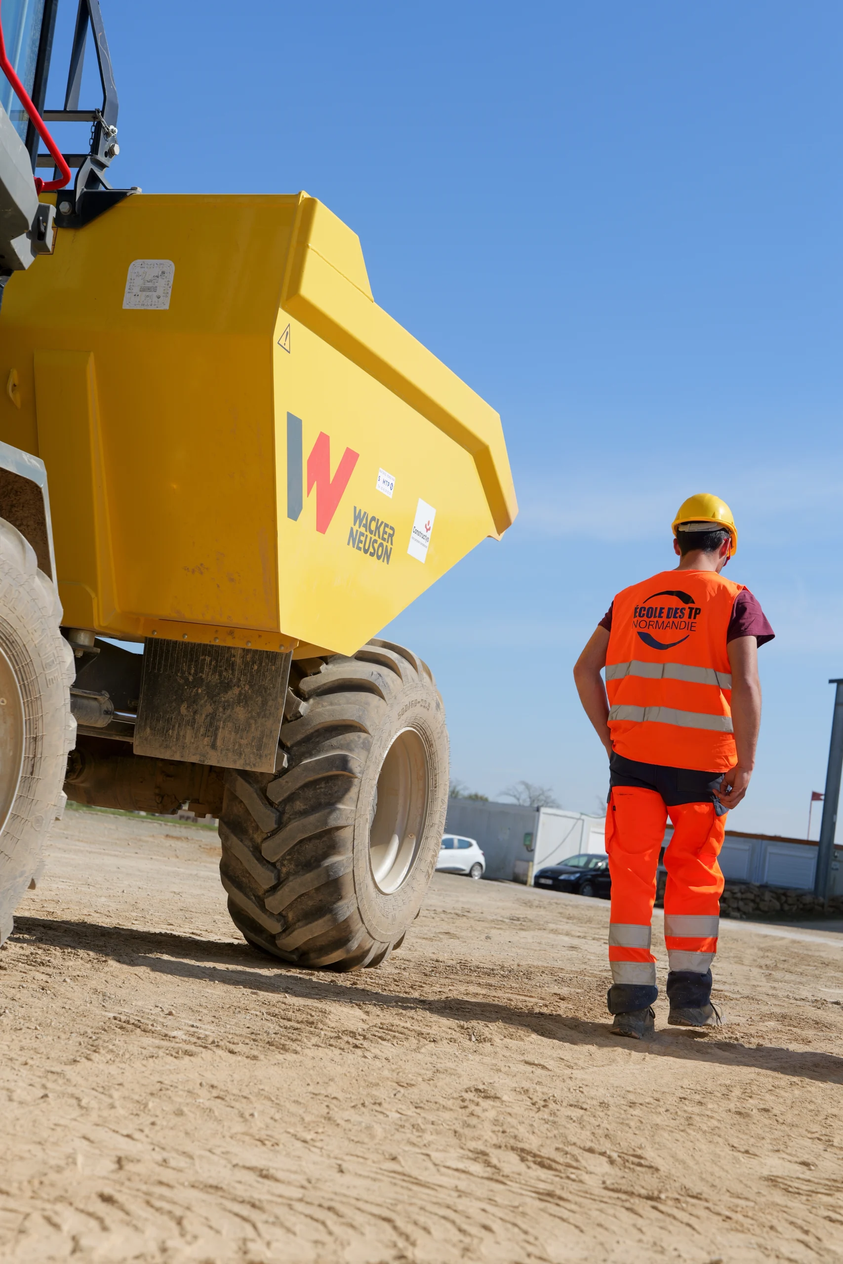 Apprenti conducteur d'engins sur une plateforme de travaux publics en Normandie